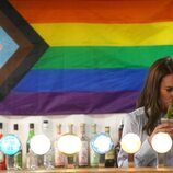 Kate Middleton tomando un cóctel con una bandera LGTBI detrás en su primera visita a Irlanda del Norte como Princesa de Gales