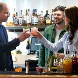 El Príncipe Guillermo y Kate Middleton brindando con un cóctel en su primera visita a Irlanda del Norte como Príncipes de Gales