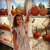 Adrienne de Suecia ante unas calabazas en un campo de calabazas para Halloween