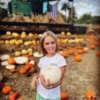 Leonore de Suecia en un campo de calabazas para Halloween
