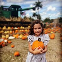 Adrienne de Suecia en un campo de calabazas para Halloween
