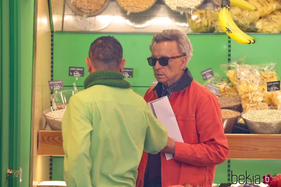 Ortega Cano comprando kiwis en Mi Frutita