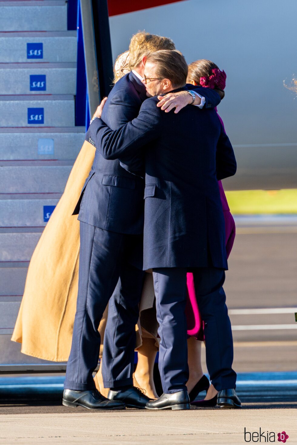 Guillermo Alejandro de Holanda y Daniel de Suecia se abrazan al comienzo de la Visita de Estado de los Reyes de Holanda a Suecia