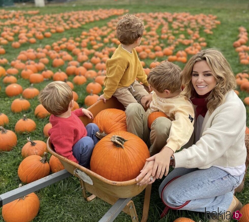 Alejandra Silva con sus tres hijos