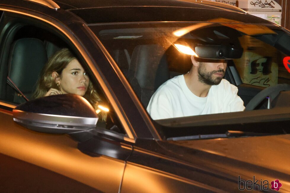 Gerard Piqué en el coche acompañado de Clara Chía