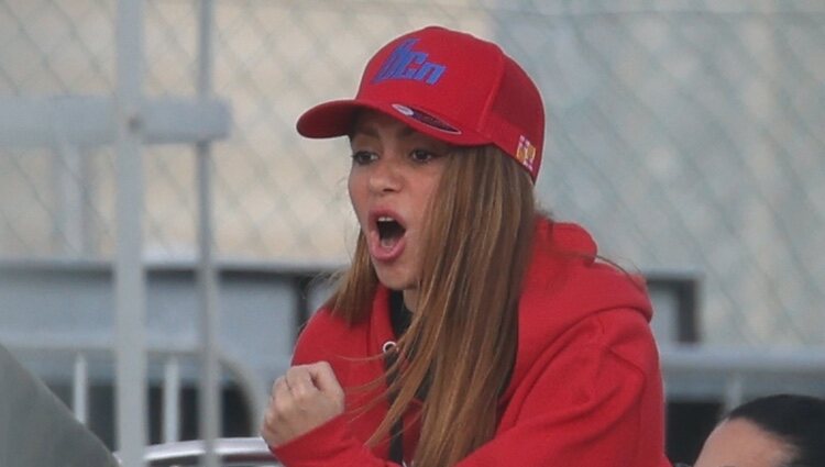 Shakira animando a su hijo Milán en un partido de beisbol