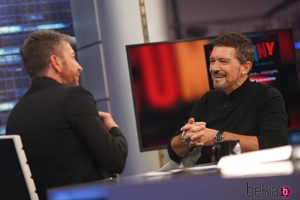 Antonio Banderas hablando con Pablo Motos en 'El Hormiguero' de su nuevo musical 'Company'