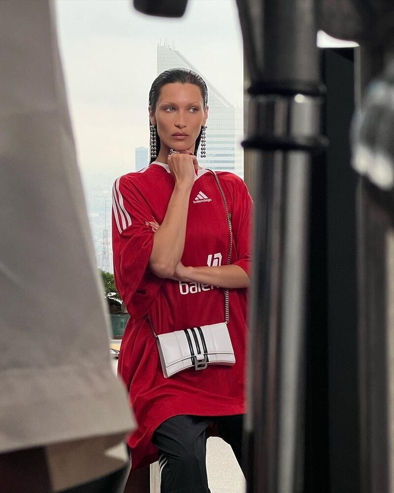 Bella Hadid con las cejas decoloradas para una campaña de Balenciaga