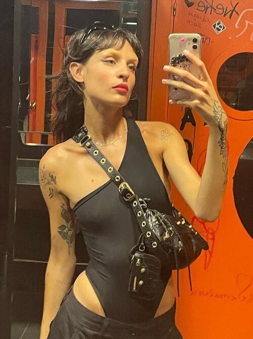 Natalia Lacunza con la cejas decoloradas