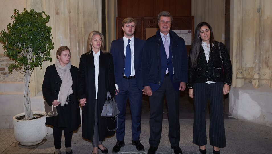 Cayetano Martínez de Irujo, Bárbara Mirjan, Genoveva Casanova, Luis y Margaret en la misa en recuerdo a la Duquesa