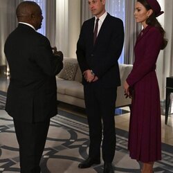 El Príncipe Guillermo y Kate Middleton hablando con el Presidente de Sudáfrica en su recibimiento por su Visita de Estado a Reino Unido