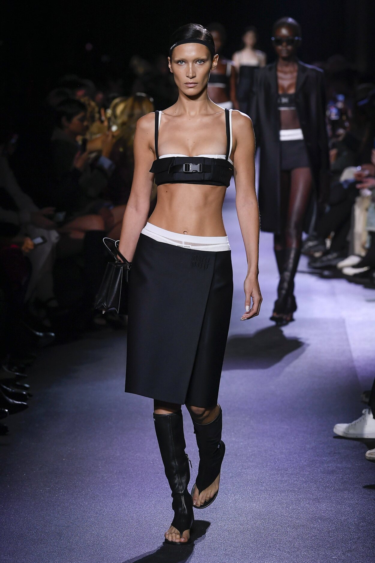 Bella Hadid desfilando para Miu Miu primavera/verano 2023