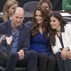 El Príncipe Guillermo y Kate Middleton posando para una foto en un partido de la NBA entre los Boston Celtics y Miami Heat
