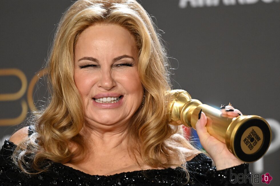 Jennifer Coolidge con su premio en los Globos de Oro 2023