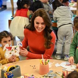 Kate Middleton divirtiéndose con unos niños en la Escuela Infantil Foxcubs