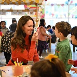 Kate Middleton jugando con un niño en la Escuela Infantil Foxcubs