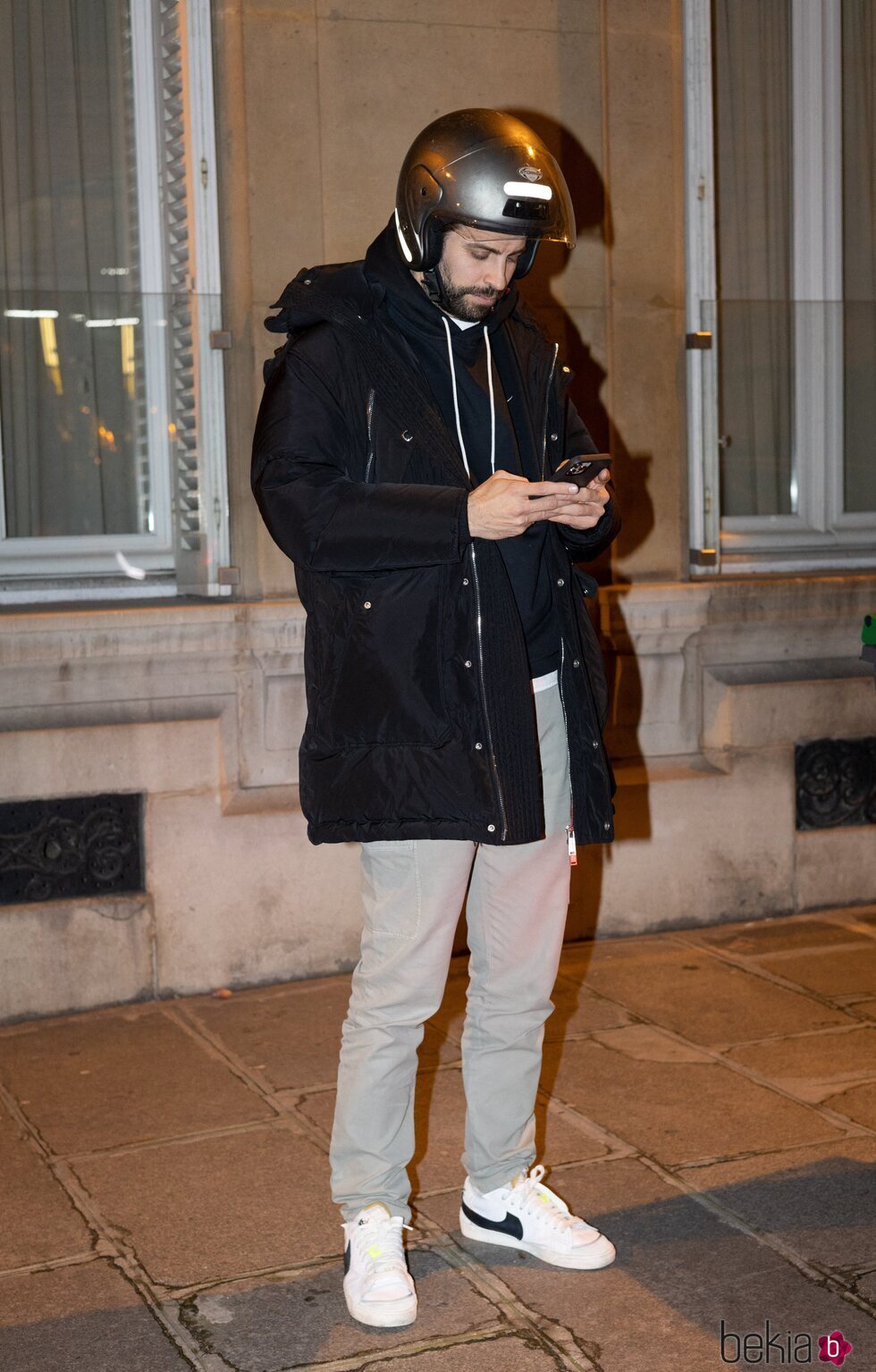 Gerard Pique con un casco de motorista tras salir de una cena con amigos en París