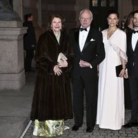 Carlos Gustavo y Silvia de Suecia, Victoria de Suecia y Carlos Felipe de Suecia en el 250 aniversario de la Ópera de Estocolmo