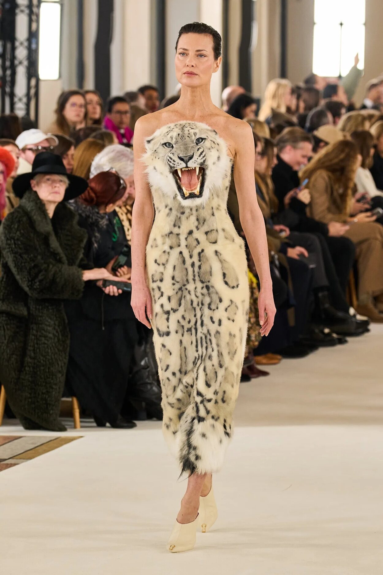 Shalom Harlow con el vestido leopardo Alta Costura otoño/invierno 2023 de Schiaparelli