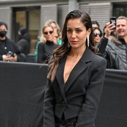 Hiba Abouk en el desfile de Elie Saab de la Paris Fashion Week 2023