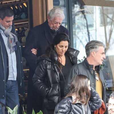 Mario Vargas Llosa y sus hijos saliendo de un restaurante de Madrid