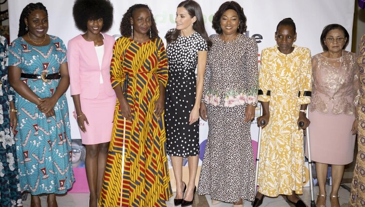 La Reina Letizia y la Primera Dama de Angola con mujeres líderes de la sociedad civil de Angola