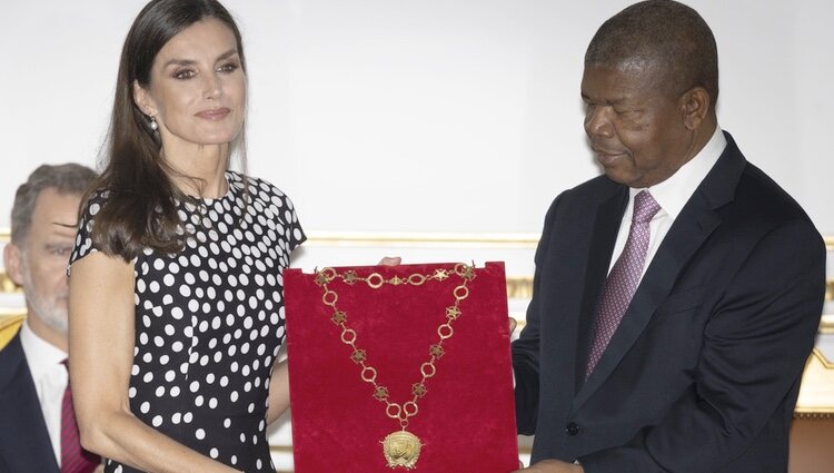 La Reina Letizia con la condecoración del collar de la Orden de Agostinho Neto en Angola