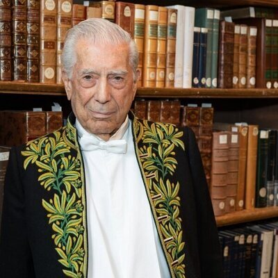 Mario Vargas Llosa en la ceremonia de ingreso de la Academia Francesa