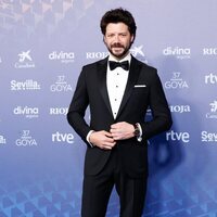 Álvaro Morte en la alfombra roja de los Goya 2023
