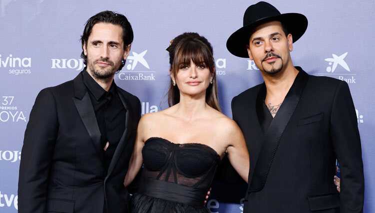 Penélope Cruz, Eduardo Cruz y Juan Diego Botto en la alfombra roja de los Goya 2023