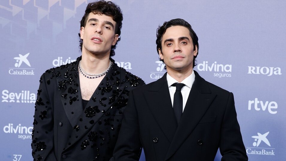 Javier Calvo y Javier Ambrossi en la alfombra roja de los Goya 2023