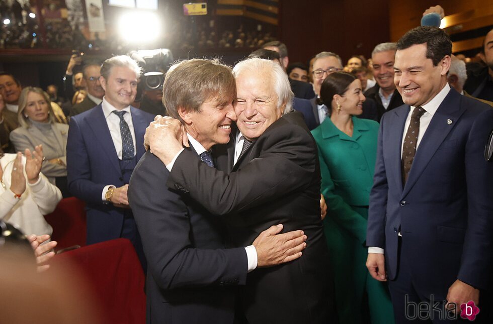 Manuel Díaz 'El Cordobés' y Manuel Benítez, abrazados en su acto de reconocimiento