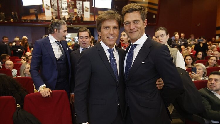 Manuel Díaz 'El Cordobés' y Julio Benítez en el acto de reconocimiento a su padre