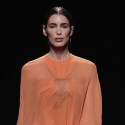 Marta López Álamo desfilando en la MBFWMadrid 2023