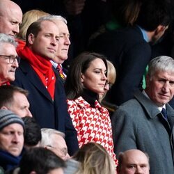 El Príncipe Guillermo y Kate Middleton en un partido de rugby en Gales
