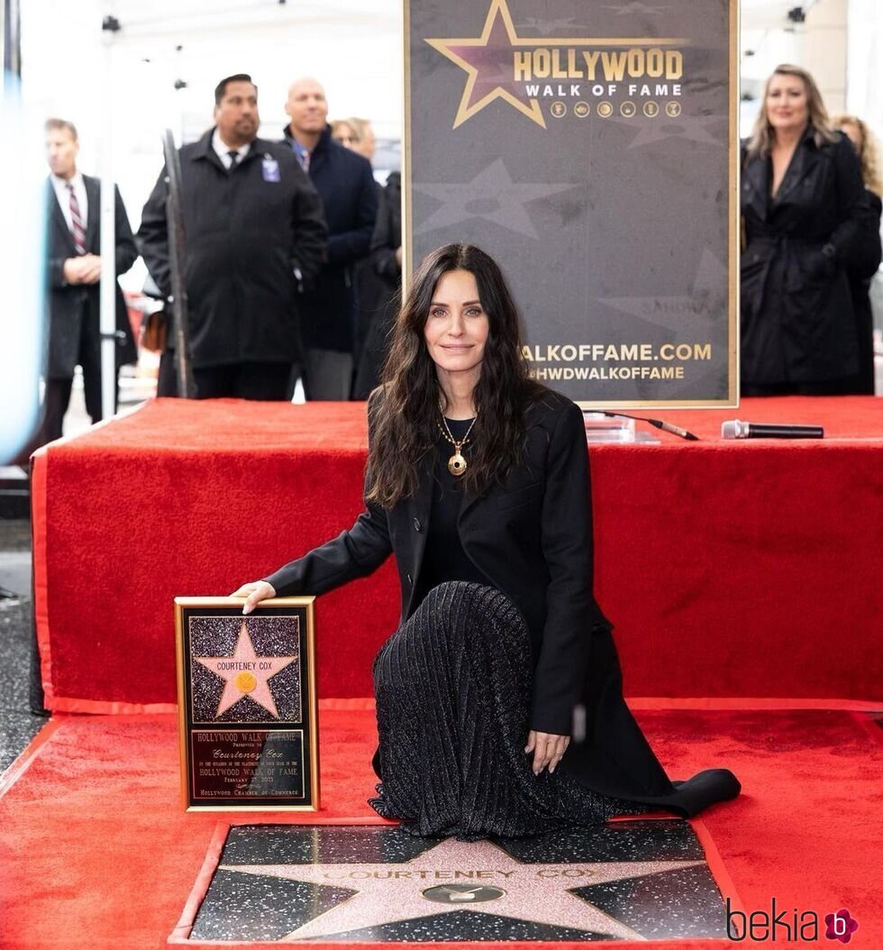Courteney Cox con su estrella en el Paseo de la Fama