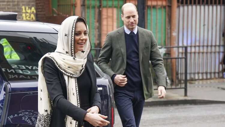 El Príncipe Guillermo y Kate Middleton a su llegada al Centro Musulmán Hayes de Londres