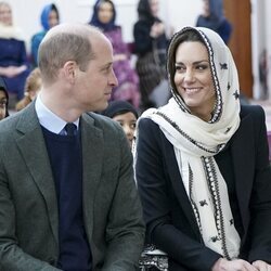 El Príncipe Guillermo y Kate Middleton se dedican una sonrisa en el Centro Musulmán de Londres