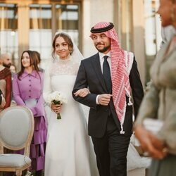 Iman de Jordania del brazo de su hermano Hussein de Jordania en su boda con Jameel Alexander Thermiotis