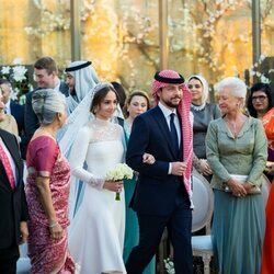 Muna de Jordania mirando a sus nietos Iman de Jordania y Hussein de Jordania en la boda de Iman de Jordania