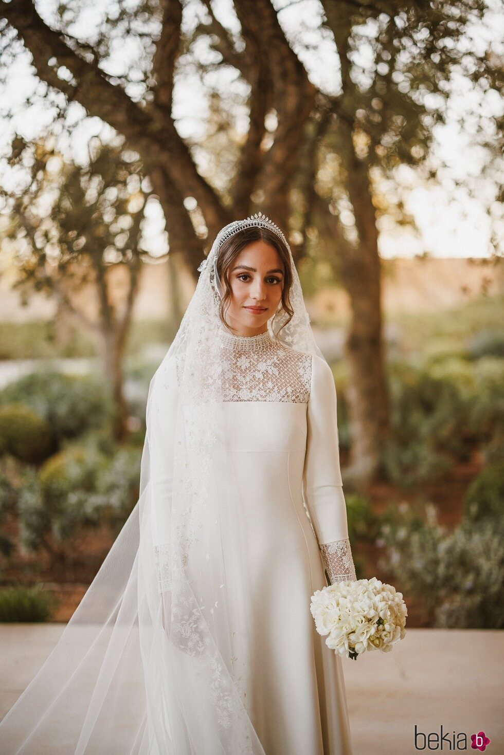 Iman de Jordania vestida de novia con un traje de Dior y tiara