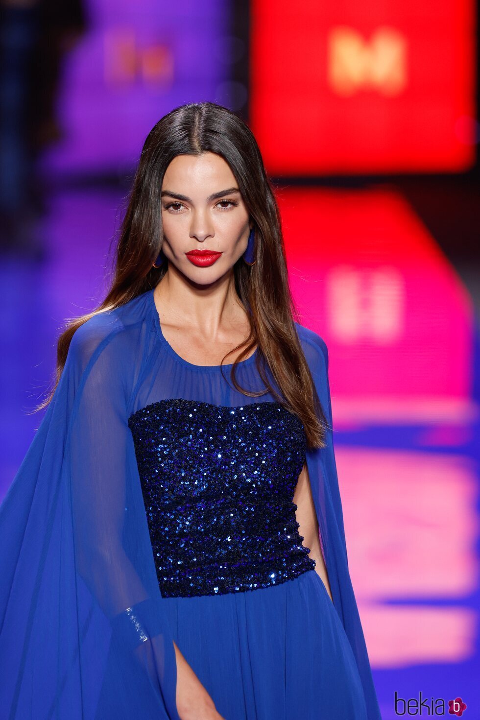 Joana Sanz desfilando para Lola Casademunt en la MBFW Madrid de febrero de 2023