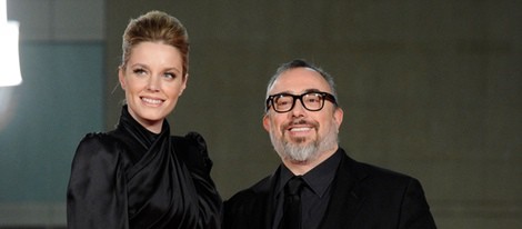 Álex de la Iglesia y Carolina Bang en la alfombra roja de los Goya 2012