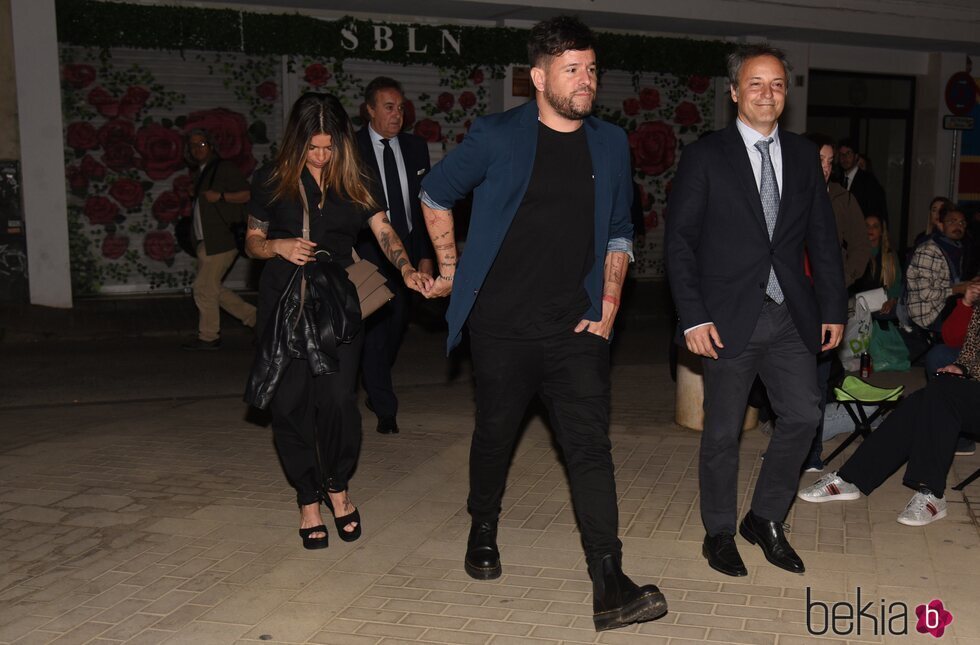 Pablo López, su novia y Narcís Rebollo en la Madrugá de los Gitanos en Sevilla