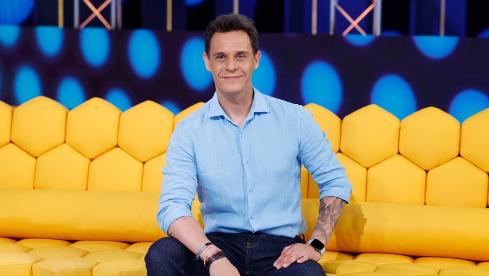 Christian Gálvez posando en el plató de '25 palabras'