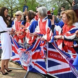 Kate Middleton saludando a unas señoras el día antes de la coronación