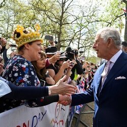 El Rey Carlos III saludando a la gente el día antes de la coronación