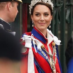 Kate Middleton, sonriente a la salida de la Coronación de Carlos III