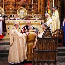 El Príncipe Guillermo coloca al Rey Carlos III la Estola de la Coronación