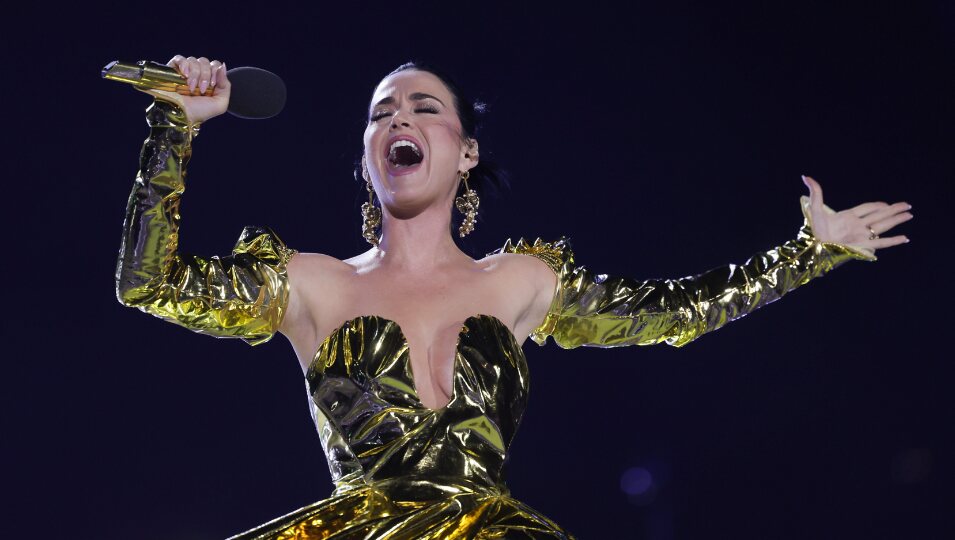 Katy Perry cantando en el concierto de coronación de Carlos III